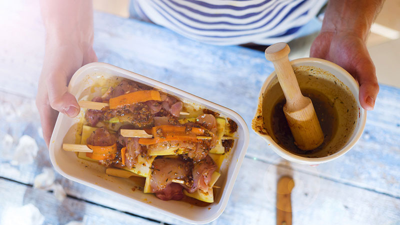 Adobar carne para asar a la parrilla