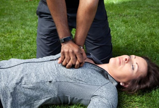 mujeres recibiendo cpr