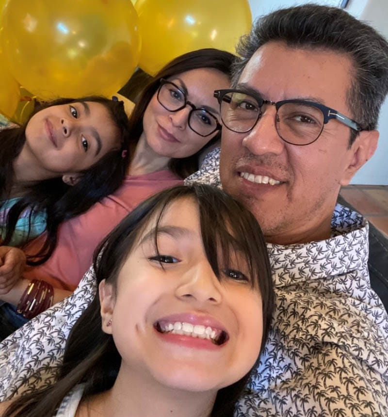 Alba y Joe Granados con sus hijas Ximena (izquierda) y Mia. (Foto cortesía de Alba Patricia Granados)