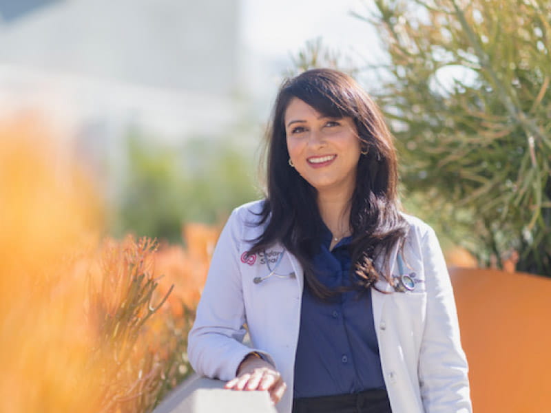 La Dra. Priya Soni es una experta en enfermedades infecciosas pediátricas en Los Ángeles. (Foto cortesía de Cedars-Sinai)