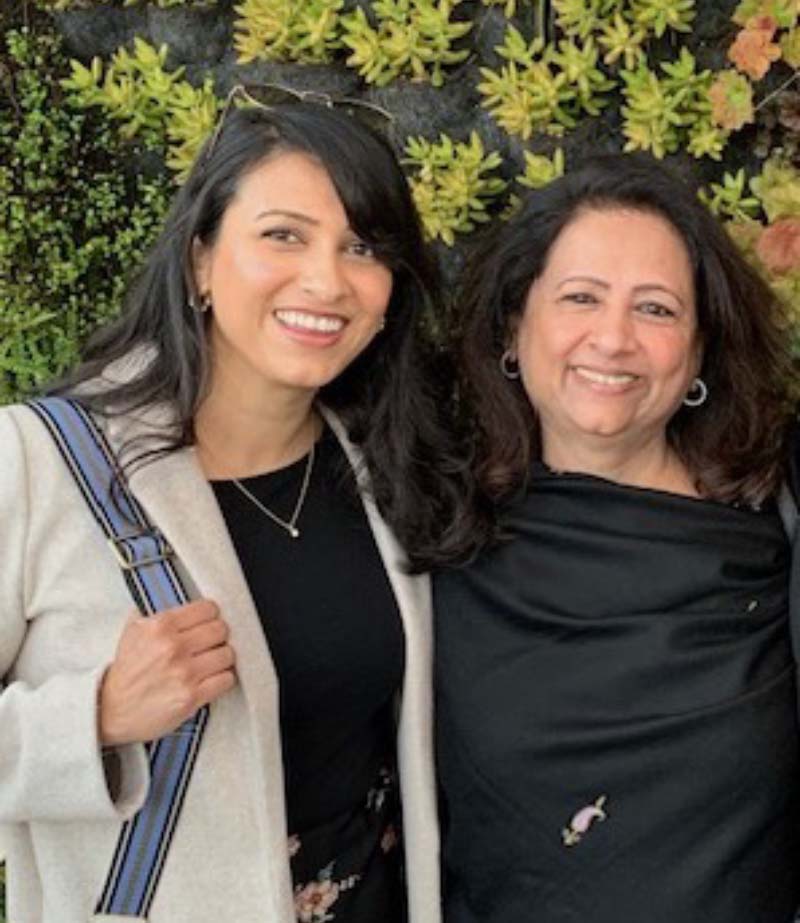 La Dra. Priya Soni (izquierda) dice que su madre, una microbióloga, le mostró cómo los microbios influyen el mundo a su alrededor. (Foto cortesía de la Dra. Priya Soni)
