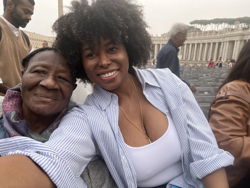 Diana Castillo Bonilla y su abuela, Eugenia Ocoro de Bonilla, durante una visita a Roma en 2022. (Foto cortesía de Diana Castillo Bonilla)