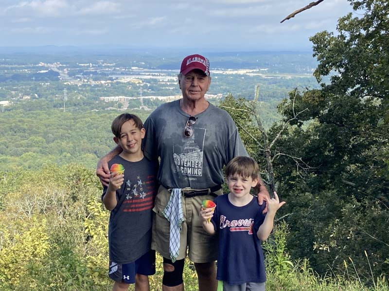 Bruce Dunning con sus nietos Hudson, a la izquierda, y Carter después de caminar hasta la cima de Kennesaw Mountain cerca de Atlanta. (Foto cortesía de Becky Engram)