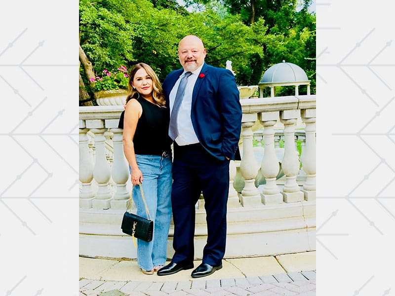 Butch y Patricia Bracknell posando juntos al aire libre en un balcón