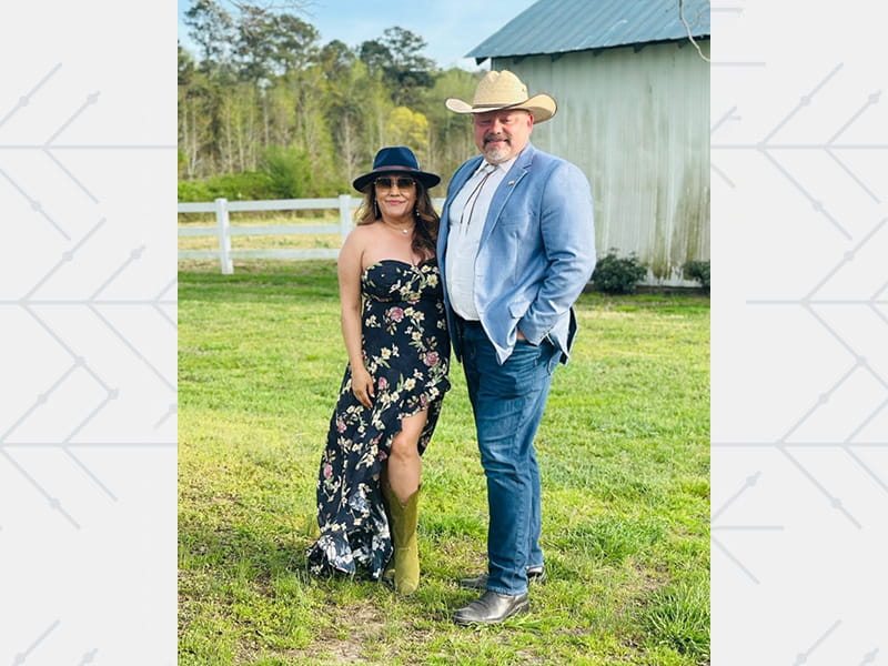 Butch y Patricia Bracknell posando juntos al aire libre en el césped