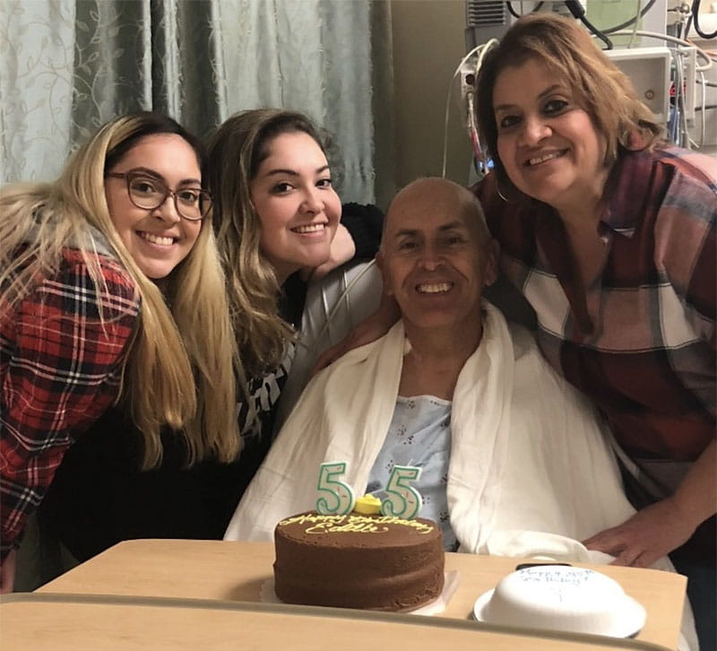 Eddie García y su familia durante la mañana de su cirugía para implantar un dispositivo de asistencia ventricular. De izquierda a derecha: sus hijas Erica y Marisa, Eddie y su esposa, Sandra. (Foto cortesía de Eddie Garcia)
