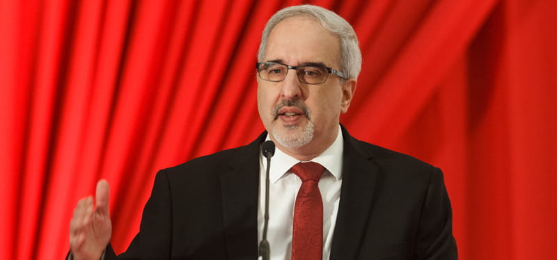 Losing his grandfather to cardiac arrest was "devastating," and led young Robert Sanchez to a career in medicine. Sanchez received the American Heart Association's Physician of the Year award at a ceremony last month. (Photo by Tim Sharp for AHA)