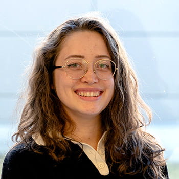 Headshot of Luiza Alves de Oliveira