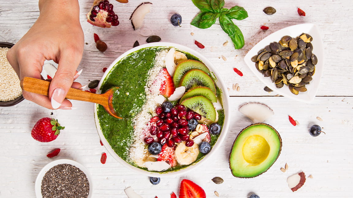 comida saludable dentro y alrededor de un tazón