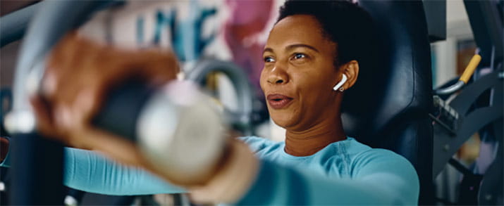 Entrenamiento de fuerza para mujeres en un gimnasio.